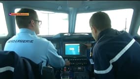 Des gendarmes sur un bateau