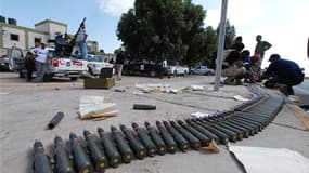 Combattants anti-Kadhafi préparant leurs munitions à environ 1,5 km du centre de Syrte. Des combattants du conseil intérimaire désormais au pouvoir en Libye, appuyés par des appareils de l'Otan, sont parvenus samedi à 500 mètres du centre de Syrte, l'un d