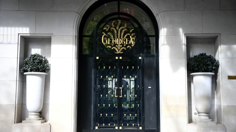 L'entrée de l'hôtel de luxe George V à Paris le 21 avril 2020.