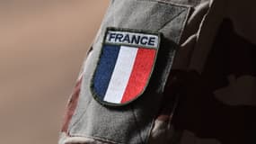 Badge d'un soldat de l'armée française à Niamey, au Niger, le 15 juillet 2022