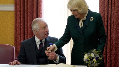 Le roi Charles donnant un stylo à la reine Consort Camilla, le 3 octobre en Ecosse. 
