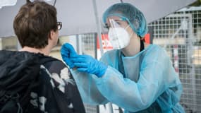 Une femme fait un test de dépistage du Covid-19 le 30 juillet 2021. 