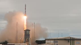 La fusée Soyouz lors du lancement des premiers satellites O3b, à Kourou en juin 2013.