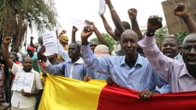 Des manifestants réclament la libération de Kidal par les rebelles devant l'ambassade de France à Bamako, le 19 mai 2014.