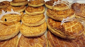 Des galettes des rois, plus traditionnelles, dans une boulangerie parisienne