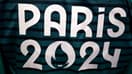 Le logo Paris 2024 sur des vêtements confectionnés pour les volontaires des Jeux olympiques et paralympiques, le 18 mars 2024, à Marseille