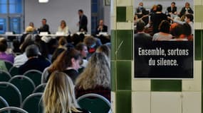 Des personnes participent à une réunion publique de la Ciivise à Paris, le 21 septembre 2022 
