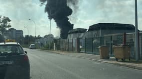 Un panache de fumée était encore visible ce mercredi à Villefranche. 