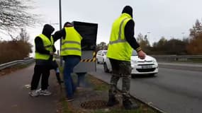 Des gilets jaunes en train d'emballer un radar de vitesse à Limoges