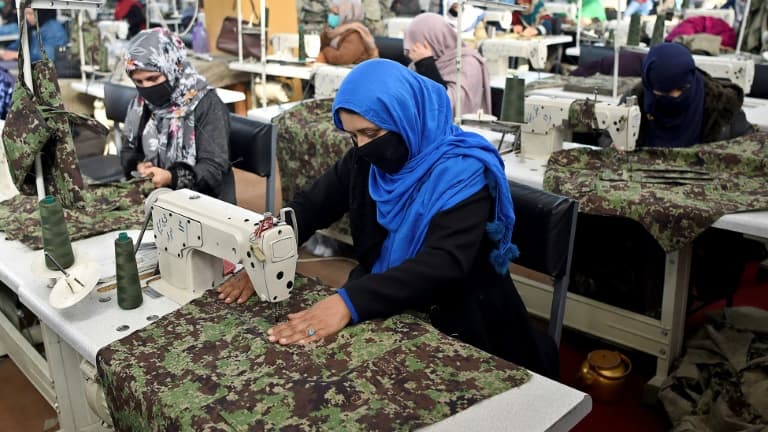 Des femmes, qui ont perdu leur époux ou des proches dans la guerre avec les talibans, cousent des uniformes militaires dans une usine de Kaboul, le 8 février 2021 en Afghanistan