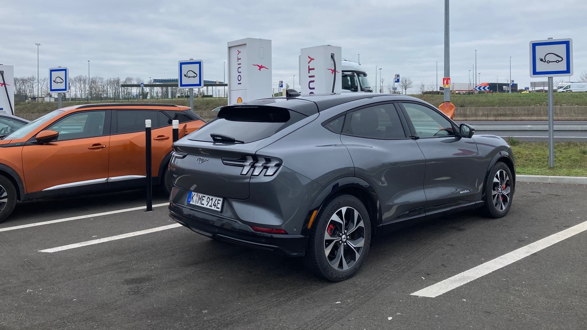 Ford propose un an d'abonnement offert au réseau Ionity, pour recharger le Mustang Mach-E sur les grands axes. Les automobilistes doivent cependant payer leur consommation. Ford propose un an d'abonnement offert au réseau Ionity, pour recharger le Mustang Mach-E sur les grands axes. Les automobilistes doivent cependant payer leur consommation.