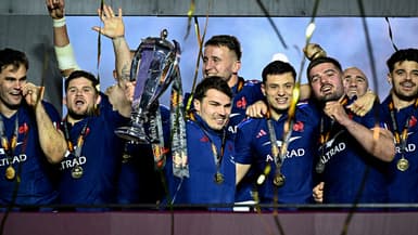 Antoine Dupont avec le XV de France et le trophée du Tournoi des Six nations, au Stade de France le 15 mars 2025