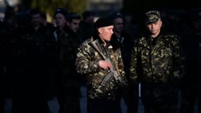 Soldats ukrainiens devant la base militaire de Sebastopol, en Crimée, ce lundi 3 mars.
