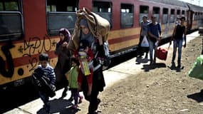 Des réfugiés syriens à leur arrivée dimanche dans le village de Tabanovce, en Macédoine. 