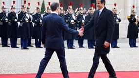 Emmanuel Macron salue l'émir du Qatar Cheikh Tamim bin Hamad al-Thani lors d'une visite officielle à l'Elysée, à Paris, le 27 février 2024.