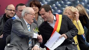Jean-Marie Le Pen et Louis Aliot lors d'un rassemblement du 1er mai à Paris le 1er mai 2014 (photo d'archives)