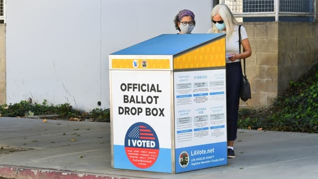 Une urne électorale à Los Angeles, en Californie