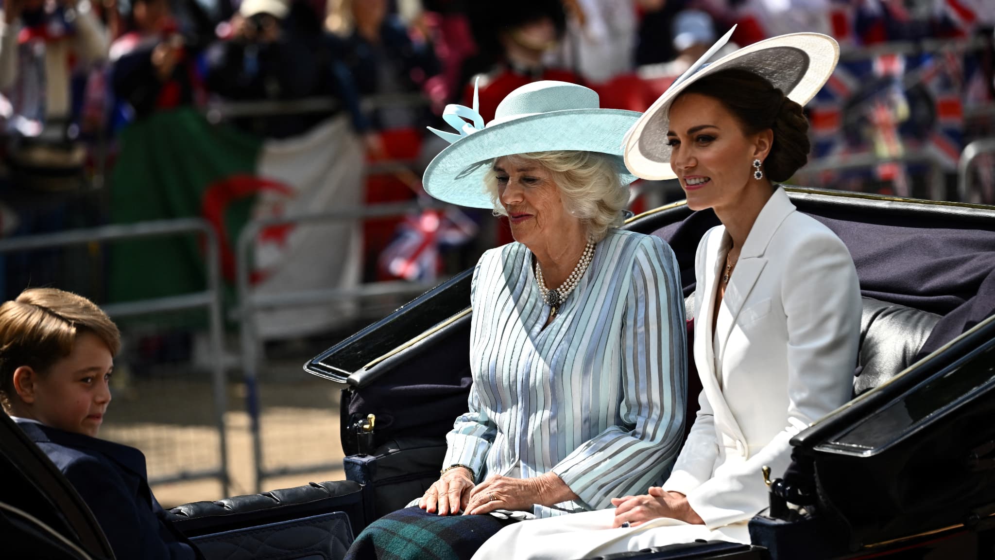 Kate et Camilla, arrivant à la parade militaire "Trooping the Colour" le 2 juin 2022. Kate et Camilla, arrivant à la parade militaire "Trooping the Colour" le 2 juin 2022.