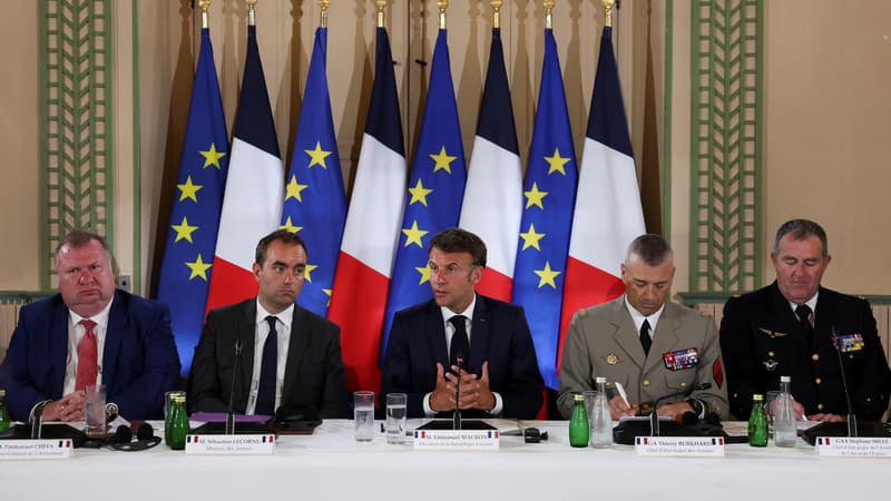 Emmanuel Macron, le 19 juin 2023 à Paris, avec, de gauche à droite, Emmanuel Chiva, Sebastien Lecornu, Thierry Burkhard et Stephane Mille
