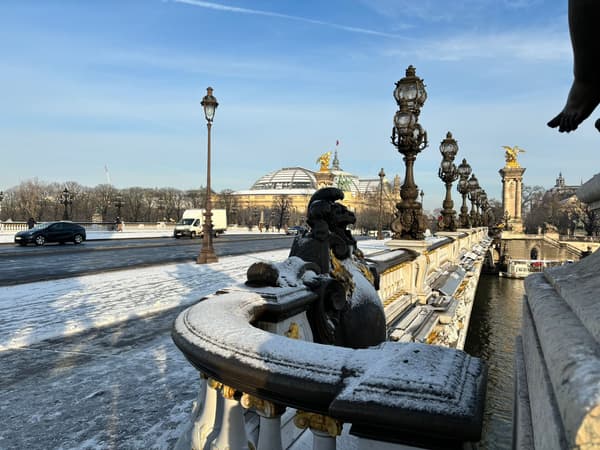 Le pont Alexandre III sous la neige jeudi 18 janvier 2024.