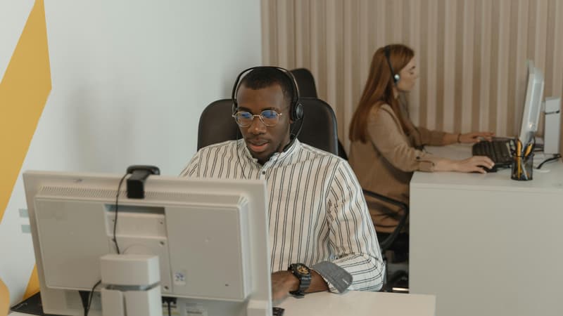 "Lorsque qu'il y a une forte charge émotionnelle, l'IA est contre-productive": aujourd'hui les téléconseillers sont dopés à l'IA, parlent encore à des clients mais pensent qu'ils seront tôt ou tard remplacés