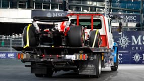 La monoplace Carlos Sainz évacuée après avoir heurté une plaque d'égoût lors de la première séance d'essais libres du GP de Las Vegas, le 16 novembre 2023