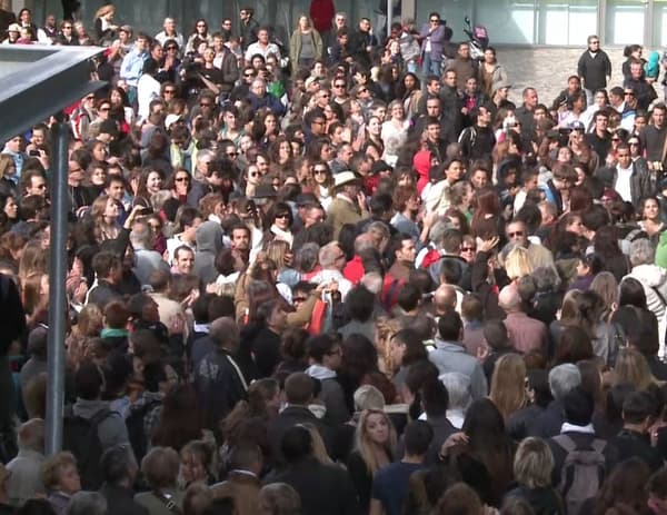 La foule sur le parvis de l'hôtel de ville de Montpellier le 29 mai 2013