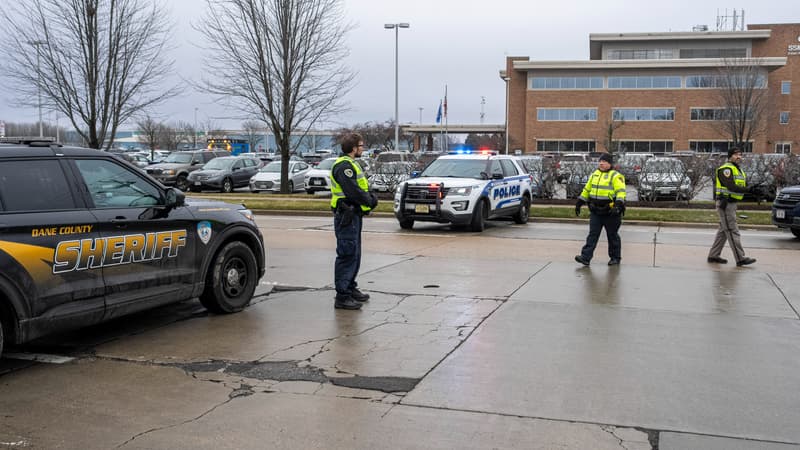 Les forces de l'ordre se tiennent près d'une clinique de soins de santé où les élèves de l'Abundant Life Christian School retrouveront leurs parents après une fusillade dans une école le 16 décembre 2024 à Madison, dans le Wisconsin. 
