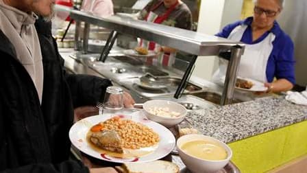 Plus de 25 ans après l'idée lancée par Coluche, les Restos du coeur (ici à Strasbourg) lancent leur 26e campagne d'hiver, complétant une présence tout au long de l'année./Photo prise le 29 novembre 2010/REUTERS/Vincent Kessler