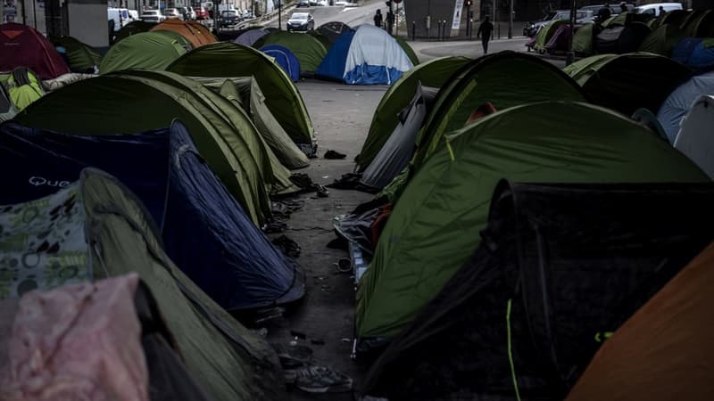 Un campement de migrants dans le nord de Paris.