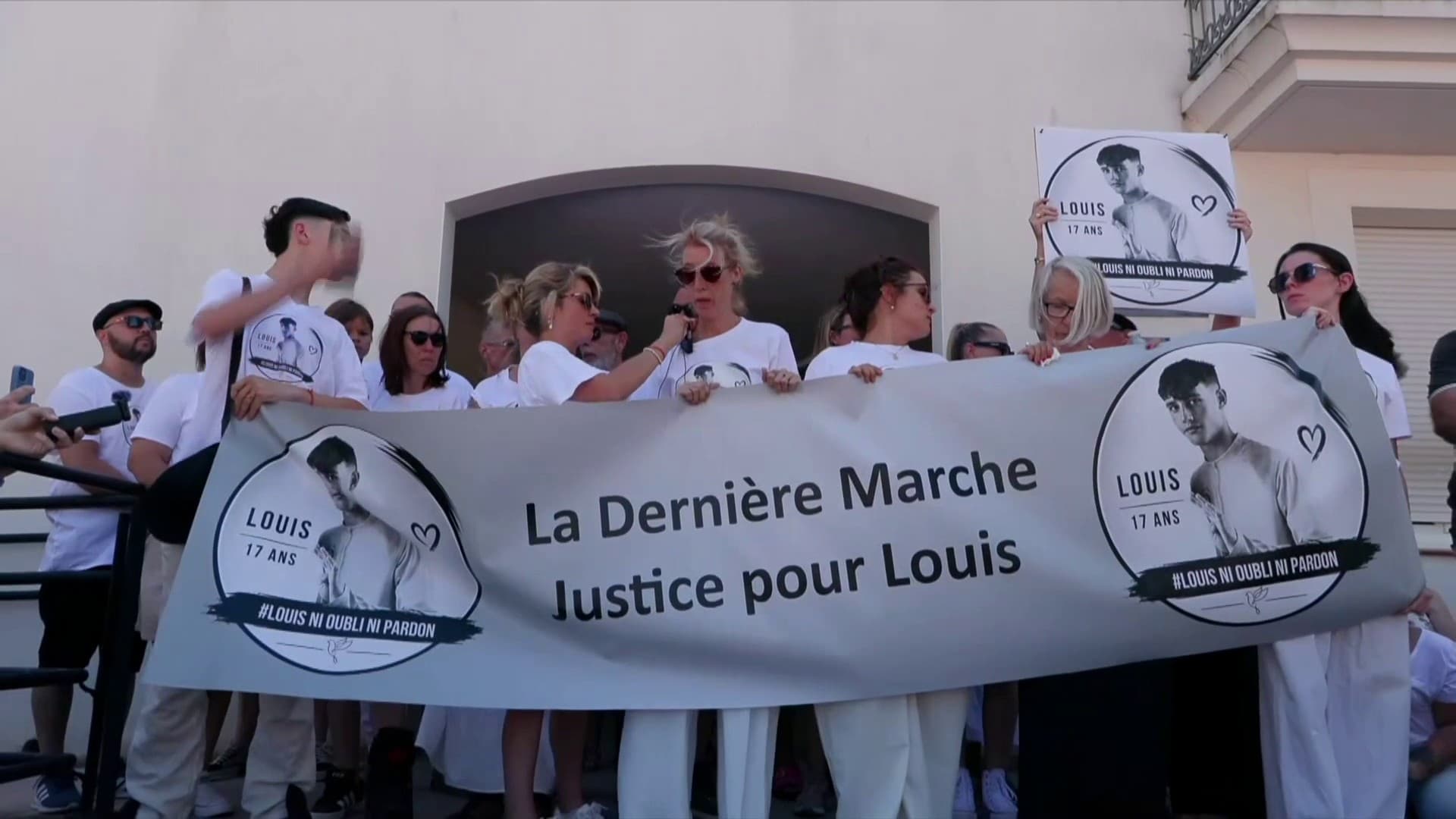 "Me battre pour que justice te soit rendue": à la marche blanche pour Louis, sa mère plaide pour la fin de "l'excuse de minorité"