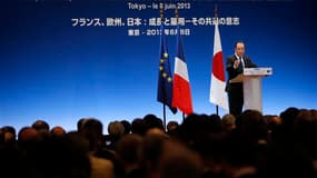 Le rapport sur l'avenir des retraites mettra toutes les options sur la table et le gouvernement fera ensuite ses choix après concertation, a déclaré samedi François Hollande lors d'une conférence de presse à Tokyo. /Photo prise le 8 juin 2013/REUTERS/Isse