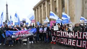 Des manifestants anti-Poutine rassemblés à Paris le dernier jour de l'élection présidentielle russe, le 17 mars 2024