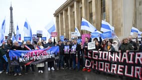 Des manifestants anti-Poutine rassemblés à Paris le dernier jour de l'élection présidentielle russe, le 17 mars 2024