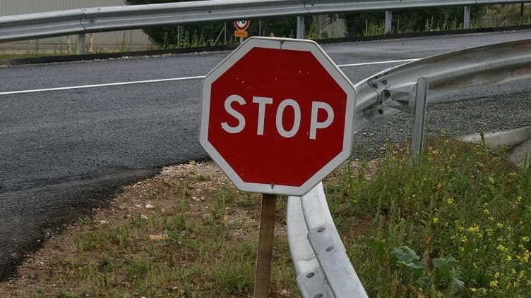 Un panneau STOP à l'embranchement d'une route française.