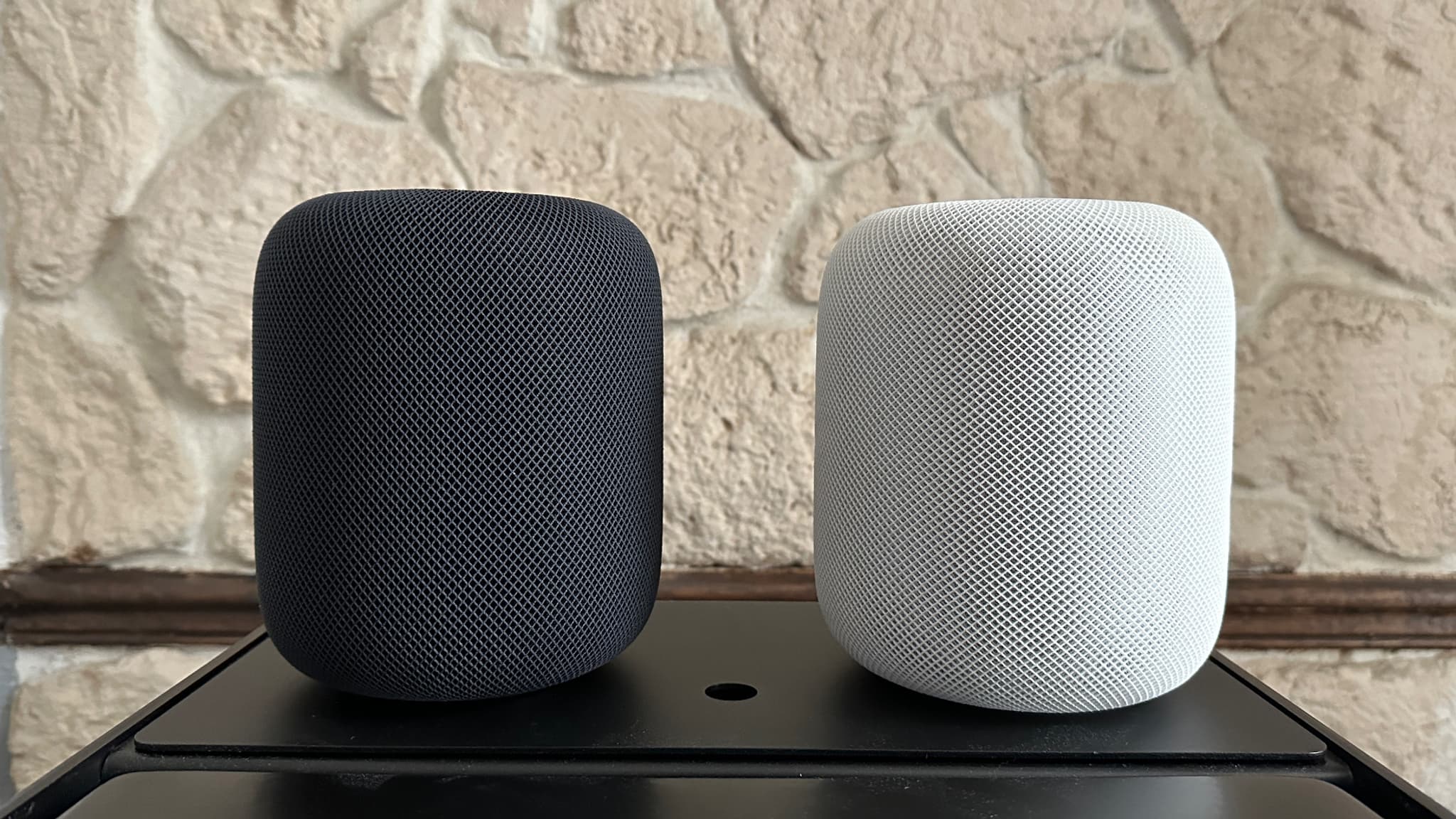 A gauche, le HomePod 2023 - A droite, le premier modèle