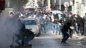 Des manifestants affrontant la police, jeudi 7 février, à Tunis.