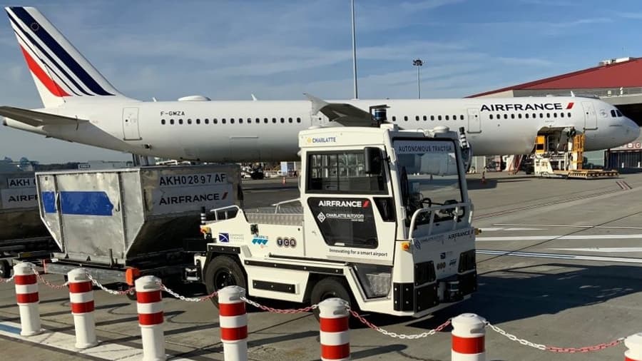 Le véhicule autonome est supervisé par les agents du groupe de services aéroportuaires 3S lorsqu'il circule sur les pistes.