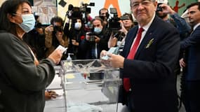 L'Insoumis Jean-Luc Mélenchon vote, le 10 avril 2022 à Marseille    