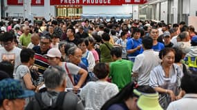 La nouvelle grande surface spécialisée dans les achats en gros a dû stopper l'entrée des clients dans son magasin de Shanghai alors que les rayons étaient envahis de milliers d'acheteurs s'arrachant caissons de viande, écrans plats ou ours en peluche géants.