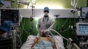 Un médecin prend en charge un patient atteint du Covid-19 dans un service de soins intensifs de l'hôpital Lyon-Sud à Pierre-Benite, le 8 septembre 2021.