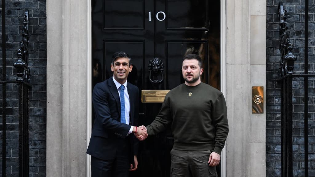 Volodymyr Zelensky et Rishi Sunak devant le 10, Downing Street à Londres le 8 février 2023.