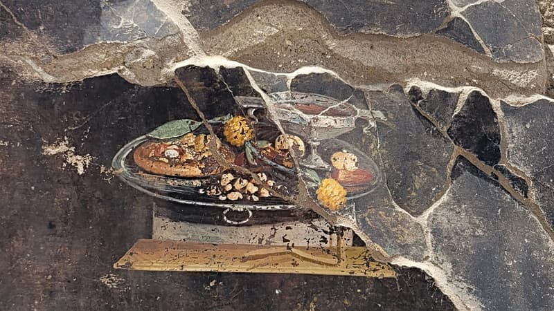 Une nature morte représentant une coupe de vin et ce qui ressemble à s'y méprendre à une pizza a été découverte à Pompéi