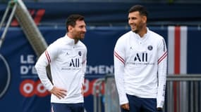 La star argentine Lionel Messi et son compatriote Leandro Paredes, lors d'un entraînement du PSG le 19 août 2021 au Camp des Loges à Saint-Germain-en-Laye
