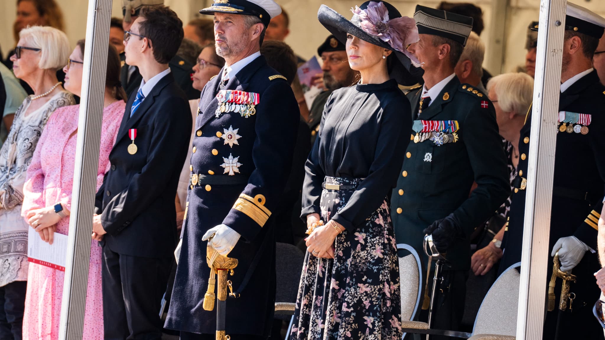 Le prince héritier Frederik du Danemark (C-L) et la princesse héritière Mary du Danemark (C-R) assistent à une cérémonie de dépôt de couronnes à l'occasion de la journée annuelle du drapeau, à Kastellet à Copenhague, Danemark, le 5 septembre 2023. Le prince héritier Frederik du Danemark (C-L) et la princesse héritière Mary du Danemark (C-R) assistent à une cérémonie de dépôt de couronnes à l'occasion de la journée annuelle du drapeau, à Kastellet à Copenhague, Danemark, le 5 septembre 2023.