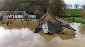 Une maison endommagée entourée d'eau après le passage de la tempête Herminia à Guipry-Messac, le 28 janvier 2025.