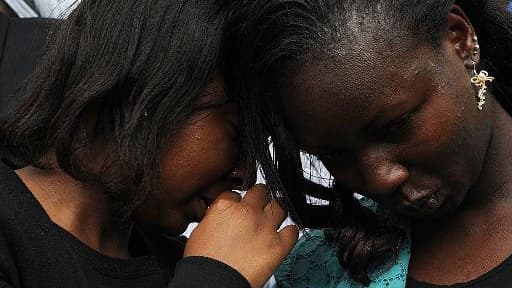 Des amies d'une victime de l'attaque islamiste contre l'université de Garissa assistent à ses funérailles à Kiambu le 10 avril 2015