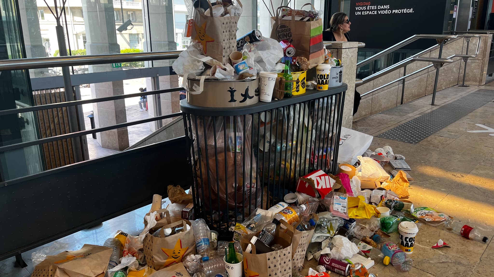 Des déchets à la gare Saint-Charles de Marseille le 4 août 2023 en raison d'une grève des agents de propreté Des déchets à la gare Saint-Charles de Marseille le 4 août 2023 en raison d'une grève des agents de propreté