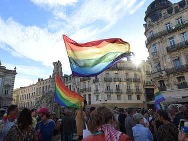 Un drapeau arc en ciel, symbole de la communauté LGBT+, brandi le 13 juin 2016 à Montpellier.