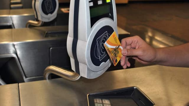 Les cartes à puce sont notamment contenues dans les cartes d'abonnement pour les transports en commun